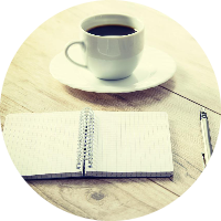 un café et un cahier de notes